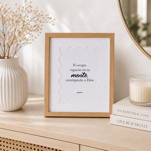 Cuadro decorativo “Si ocupa espacio en tu mente, entrégaselo a Dios”
